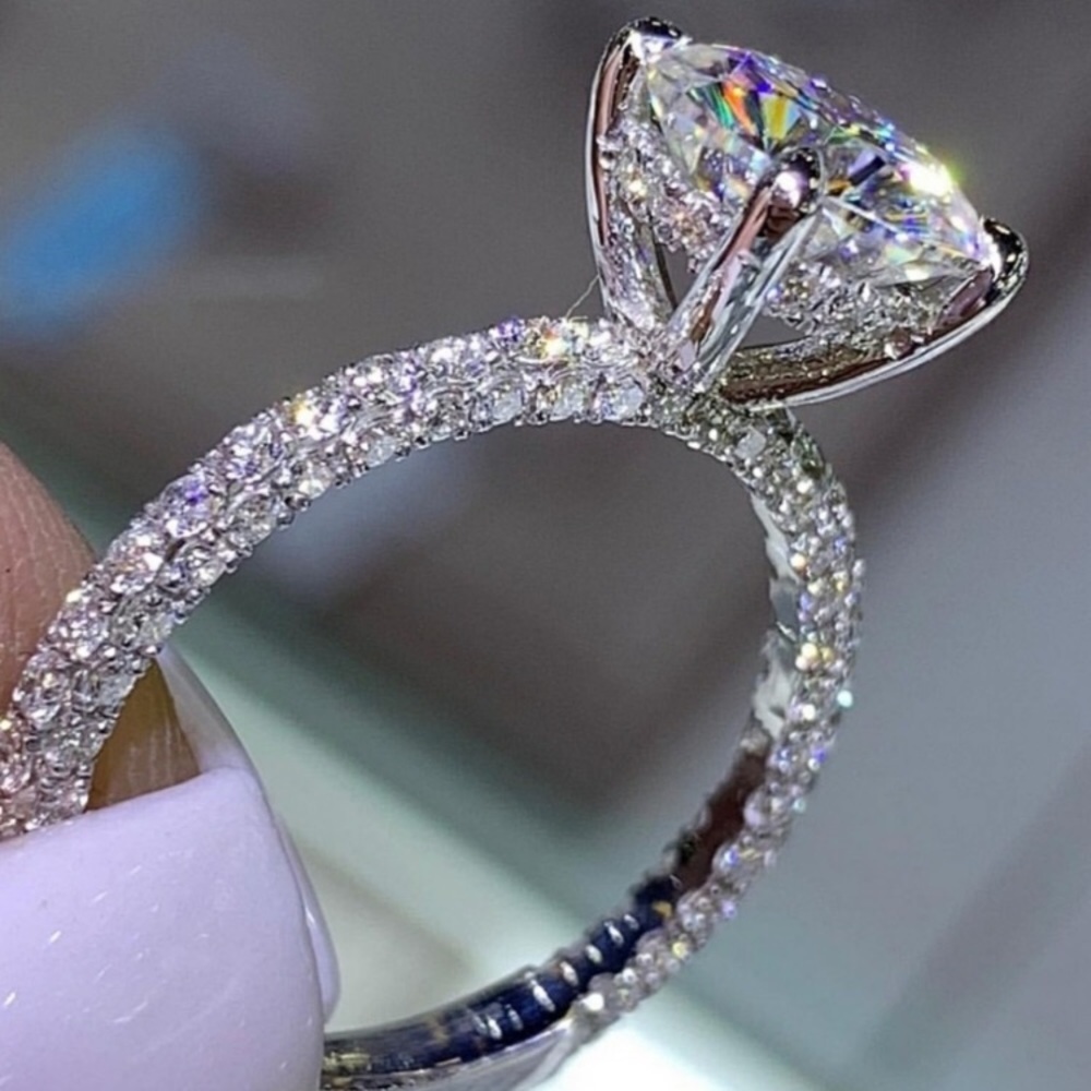 Stunning 18K White Gold Oval Cut Diamond Ring - Picture 1 of 4